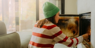 une femme devant une cheminée