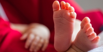 Gros plan sur les pieds d'un nourrisson (article sur les démarches de déclaration dé naissance)