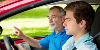 un père et son fils en conduite accompagnée