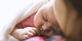 bébé sur le sein de sa mère (article sur la prise en charge de la maternité)