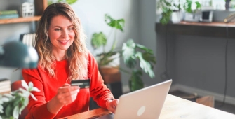 Une femme qui paie un achat en ligne