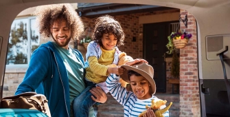 Un papa et ses 2 enfants partent en vacances en voiture
