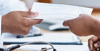 médecin tendant une feuille de soins à une patiente (article sur les indemnités journalières de la sécurité sociale)