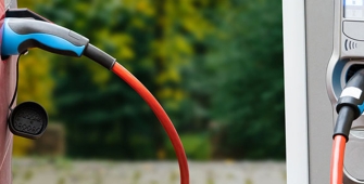 une voiture et sa borne de recharge