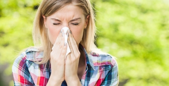 une femme qui se mouche