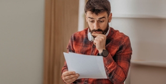 Un homme qui regarde ses factures