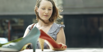Une femme qui regarde des talons dans une vitrine