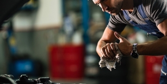 un mécanicien répare un véhicule