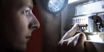 Un électricien qui examine un compteur électrique