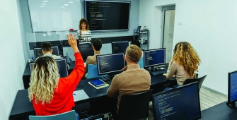 Salariés réunis dans une salle autour d'une formatrice (article sur la compte personnel de formation)