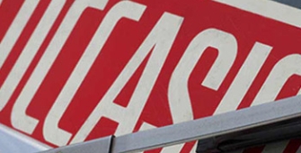 Une plaque occasion sur le pare brise d'une voiture à vendre