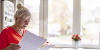 Une femme âgée étudie la facture d'un EHPAD
