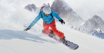 un homme fait du snowboard