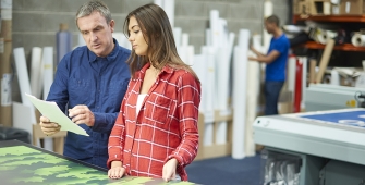 un collaborateur et un jeune apprenti