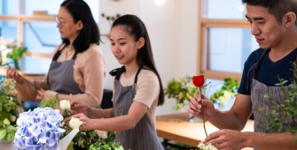 des jeunes apprentis fleuristes