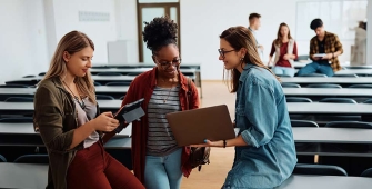 Des étudiantes boursières dans un amphithéâtre de la fac 
