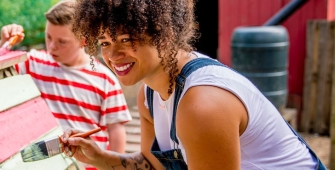 Une jeune fille en service civique dans un centre de loisirs