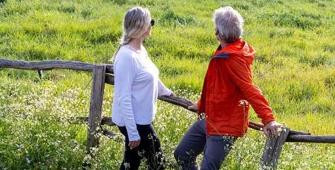 Un couple de seniors au milieu d'un champs