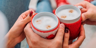 Un couple partage des boissons chaudes pour se réchauffer pendant l'hiver