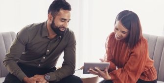 Un couple attend un accord de principe sur son prêt immobilier
