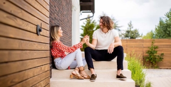couple assis sur le perron de leur maison