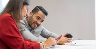 un homme et une femme en pleine réflexion