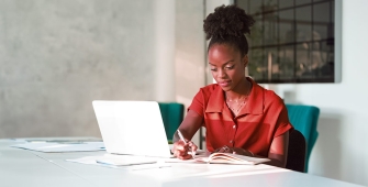 Une créatrice d'entreprise fait le choix du statut juridique de son entreprise