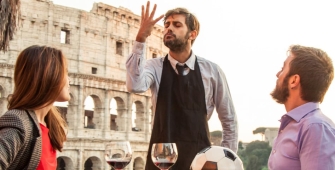 Un serveur devant deux clients en terrasse (article sur les emplois saisonniers)