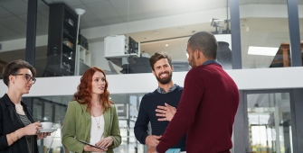 collaborateurs discutant au travail