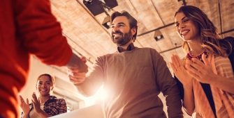 Un repreneur d'entreprise rencontre ses salariés 