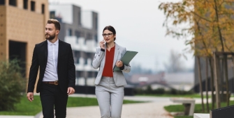 Deux personnes discutant de l'achat d'un local commercial au bas d'un immeuble