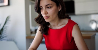 femme à son bureau face à son ordinateur