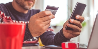 Un homme fait des achats sur Internet avec son téléphone portable