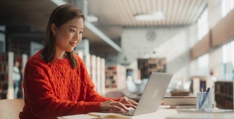 Une créatrice d'entreprise fait un dossier de microcrédit professionnel