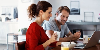 Un couple se renseigne sur une assurance emprunteur 