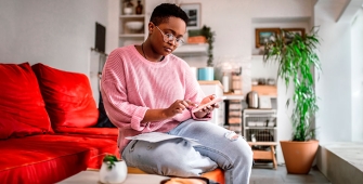 Une jeune femme attend son offre de prêt immobiler