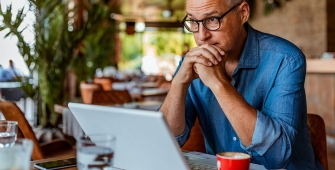 un homme devant son ordinateur