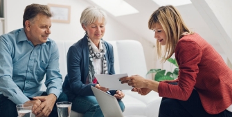 ensemble de trois personnes