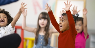 des enfants à la crèche 
