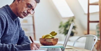 homme travaillant à domicile