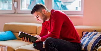Un homme sur son canapé 