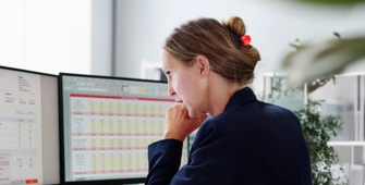 femme derrière deux écrans d'ordinateur