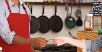 Une femme qui paie au restaurant