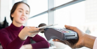 une femme paye avec son smartphone