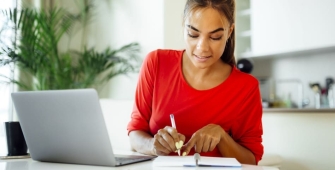 une femme travaille devant son ordinateur