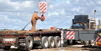 Un homme sur un camion de chantier