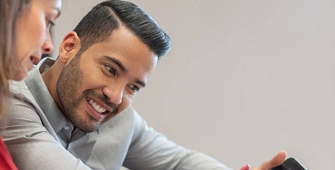 un homme et une femme discutent