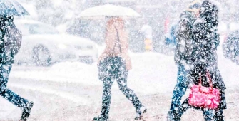 Une rue sous la neige