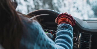 une femme qui conduit en hiver