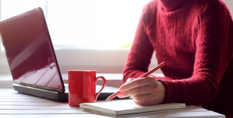 Quelqu'un qui travaille devant son ordinateur